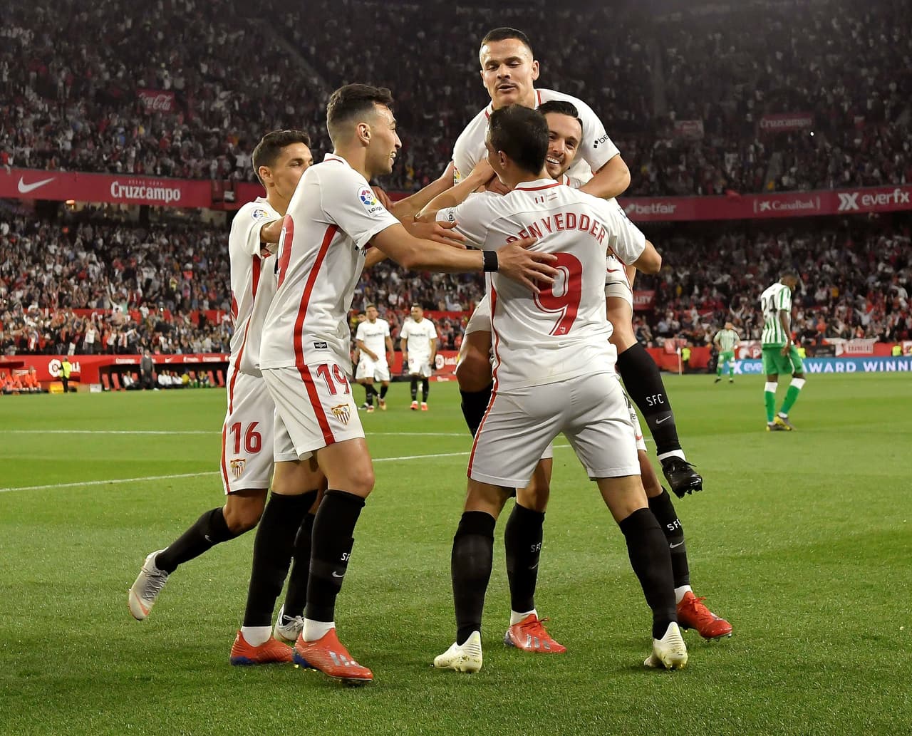 Retomó a ventaja el Sevilla con gol de su centrocampista Pablo Sarabia (derecha) al minuto 59', muy poco duró el empate para el Betis de los mexicanos.