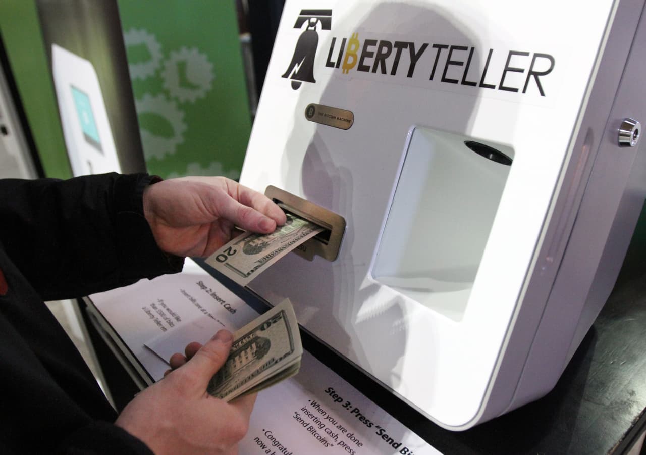 Asegúrate de empacar también mapas de tu zona, pinzas, tijeras, cinta adhesiva, fósforos resistentes al viento y dinero en efectivo, cheques de viajero o cambio.