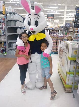 Dos niñis flices posan junto al conejo en esta foto enviada por Blanca Jiménez.