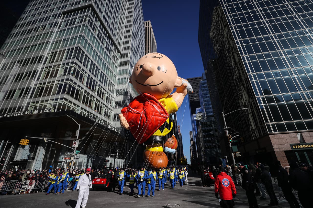 ‘Charlie Brown’, uno de los personajes recurrentes del desfile. La policía de Nueva York también se aseguró de controlar el ingreso de material peligroso a las cercanías de la ruta.
<br>