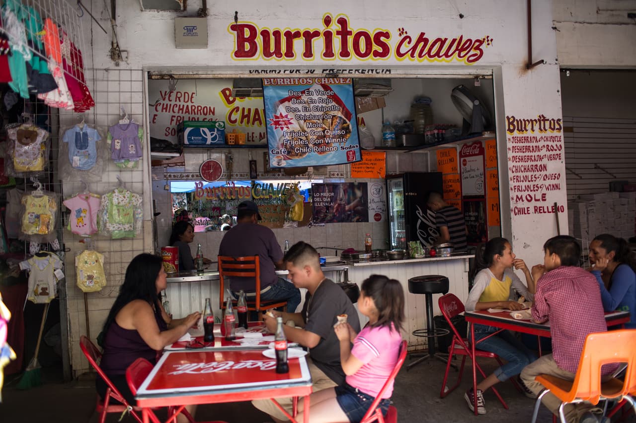 Un puesto de burritos en las calles de Ciudad Juárez próximas a un puente internacional para acceder a El Paso, Texas.