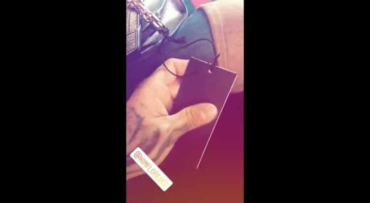 "¡Amor, qué oso, eh! Te la he visto como cuatro ocasiones (la bolsa) y todavía lo traes con la etiqueta, no se la has quitado", se escucha en el video.