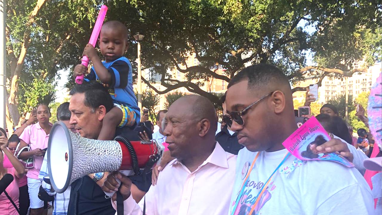 La multitud escuchó atenta el discurso del alcalde de Houston, Sylvester Turner, quien dijo que el sistema le falló a la pequeña Maleah y pidió que se mantuviera vivo su espíritu.