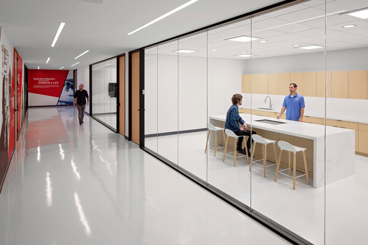 Cuatro de cada 10 trabajadores lidian con más estrés al volver a las oficinas, indica encuesta