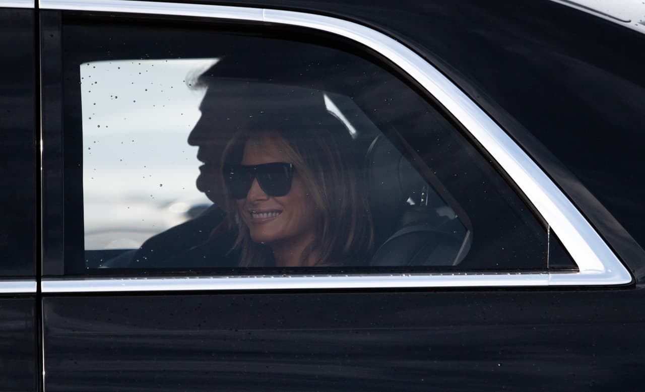 Pero incluso antes de verse involucrado en la política, Trump ya contaba con un garaje de carros que para muchos es digno de admiración. Lamentablemente, no volverá a estar al volante de ninguno de ellos debido a una norma de seguridad, impuesta por el Servicio Secreto, que no permite al presidente y vicepresidente conducir vehículos de motor. Esta prohibición es de por vida para el presidente y hasta seis meses después de la finalización del mandato para el vicepresidente.