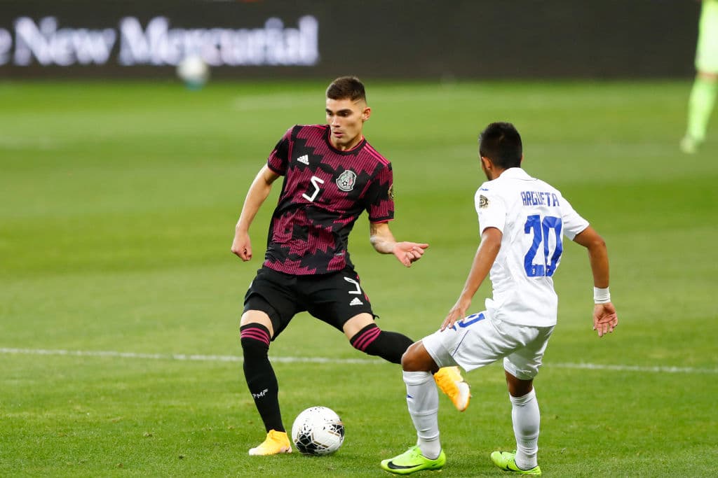 México tiene que venir de atrás para empatar el partido, mandar el juego al alargue y terminar ganado el título en la tanda de penaltis. José Juan Macías fue el encargado de empatar el partido al minuto 80.