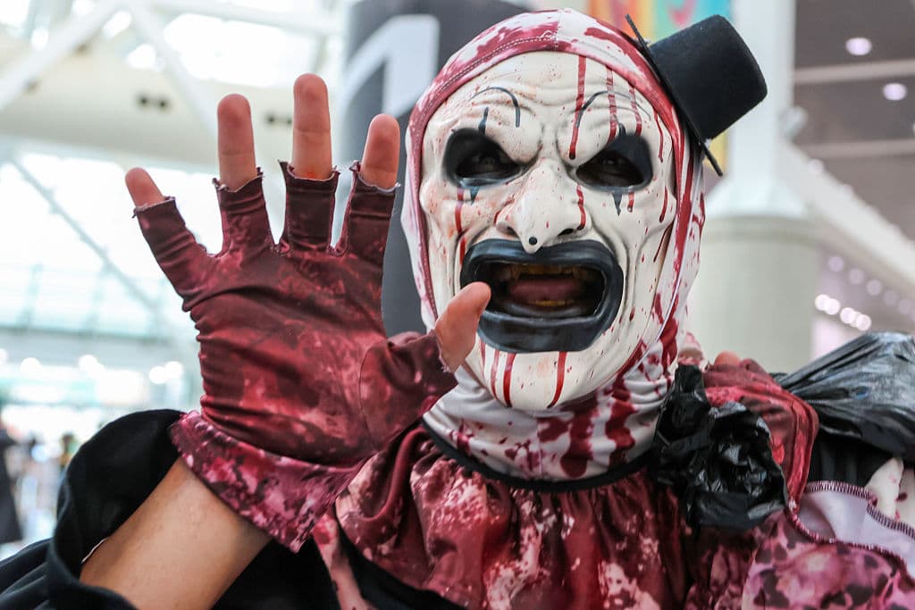 Un siniestro Art the Clown aterroriza LA Comic Con 2025: el icónico villano de "Terrifier" cobra vida con maquillaje perfecto y vestuario detallado.