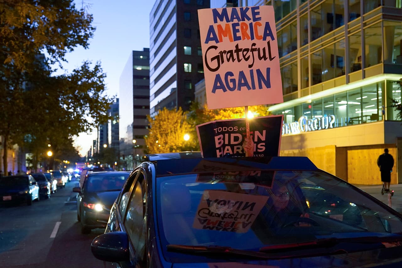 "Make America grateful again" ("Haz que Estados Unidos vuelva a estar agradecido") piden estos seguidores de Joe Biden pidiendo al nuevo presidente devuelva la humildad del país más poderoso del mundo.
<br>