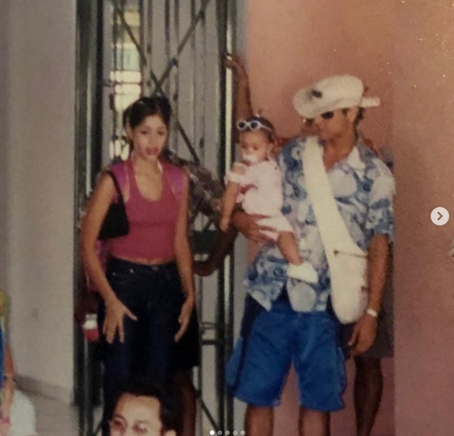 "Esta ha sido
<b> la semana más lenta que vivido</b> en toda mi vida, porque desde que recibimos la terrible noticia y los pronósticos no corrían a tu favor, hasta hoy (sábado 3 de octubre) a las 3:43 ¡tuve la esperanza de que me llamarían a decirme que despertaste!", escribió junto a 
<b><a href="https://www.instagram.com/p/CF5y57xBAeH/" target="_blank">otra serie de fotos </a></b>de ella, su hija y el artista.
<br>