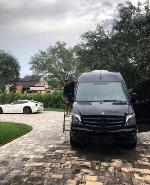 El nominado a tres Premios Juventud también tiene vehículos utilitarios como esta van Mercedes-Benz, que mandó personalizar para que fuera una extensión de su oficina.