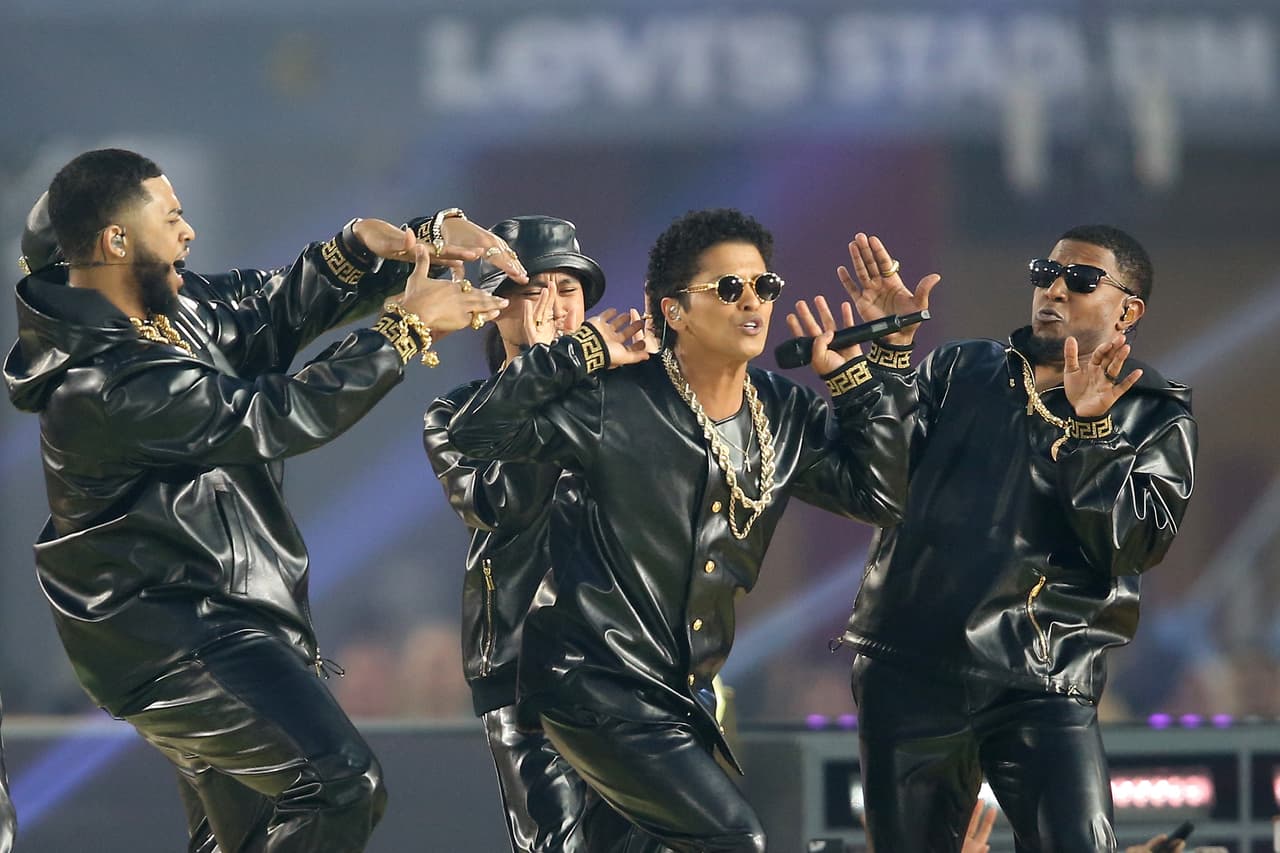 Bruno Mars se unió a Chris Martin en la final del Super Bowl 50.