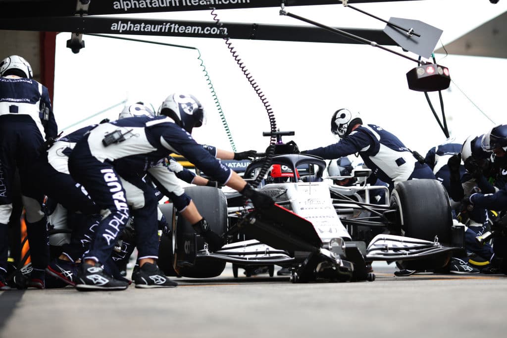 Lewis Hamilton lo hace de nuevo y rompe récord mundial con 92 carreras ganadas en la Formula 1. Se le unen al podio Valtieri Bottas y Max Verstappen. Muy buenas carreras de Charles Leclerc y del mexicano Sergio Pérez, pero la lluvia fue factor importante en este Gran Premio de Portugal.