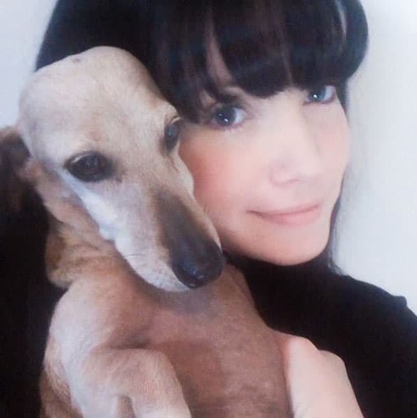 Lisette Morelos tiene dos perras, ella es Doxie.