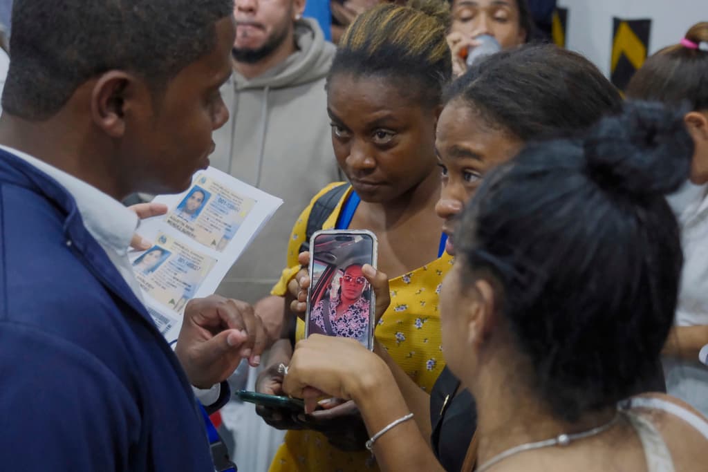 Este miércoles, quienes 
<b><a href="https://www.univision.com/local/nueva-york-wxtv/dan-por-finalizadas-labores-de-rescate-por-colapso-de-discoteca-en-republica-dominicana-esto-es-lo-ultimo-video" target="_blank">no encontraban a sus familiares en los listados de sobrevivientes</a></b> en las cercanías del Jet Set Club se dirigían al 
<b>Instituto Nacional de Patología Forense</b> buscando que algún trabajador le confirmara que había visto el cuerpo de su ser querido.