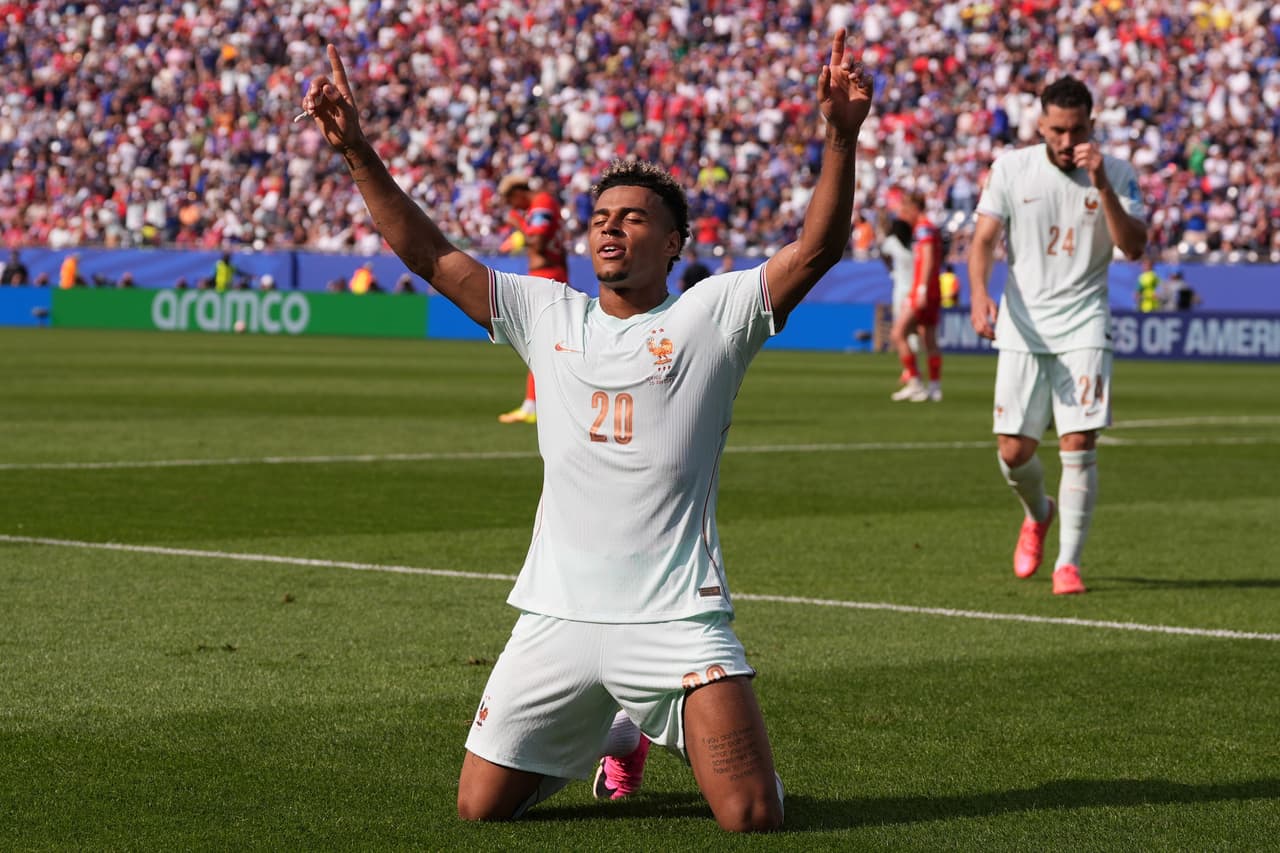 Désiré Doué celebra el triunfo absoluto del que formó parte al anotar el cuarto gol para Francia.
