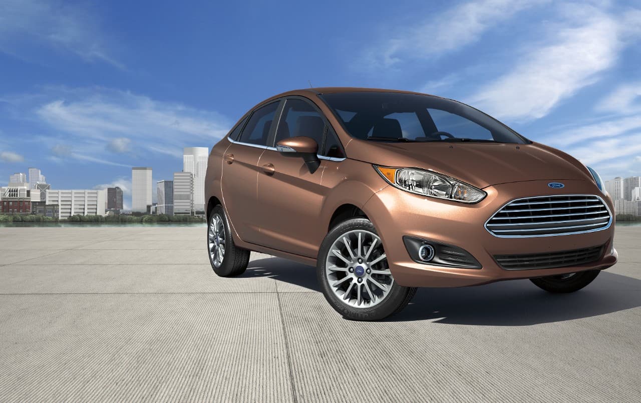 <b>Ford Fiesta Sedán 2018 (México)</b>
<br>Precio: desde 12,000 dólares 
<br>Motor: cuatro cilindros 120 hp, transmisión manual de 5 velocidades (automática de 6 vel)
<br>Bolsas de aire: dos (conductor y pasajero). 
<br>Asistencias: Frenos ABS, Asistencia electrónica de frenado, control de estabilidad electrónico (ESC), frenos de disco delanteros, traseros de tambor
