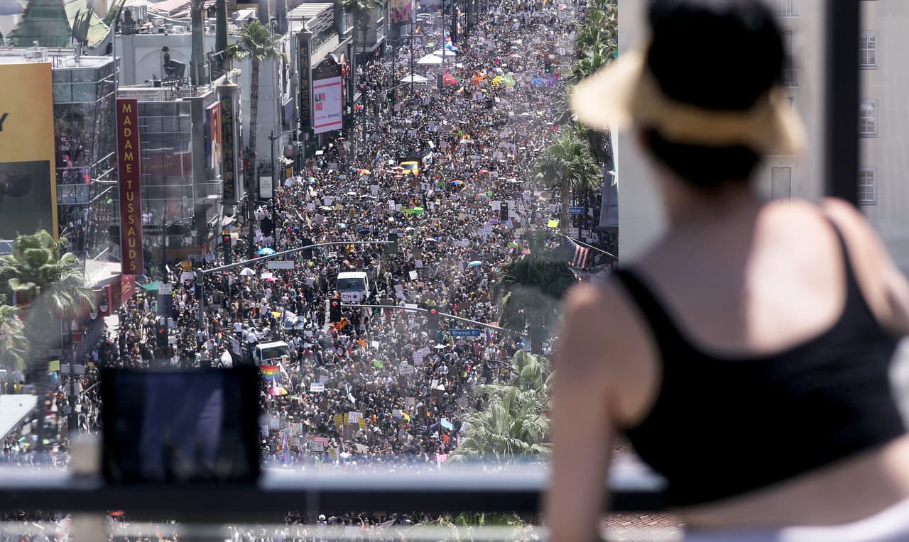 Christopher Street West, la organización que organiza el Orgullo de Los Ángeles, planeó una marcha de solidaridad, pero anunció que ya no participará después de enfrentar una reacción violenta por buscar un permiso de la policía para celebrar el evento y no comunicarse con Black Lives Matter antes de anunciar la marcha, reportó KTLA News.