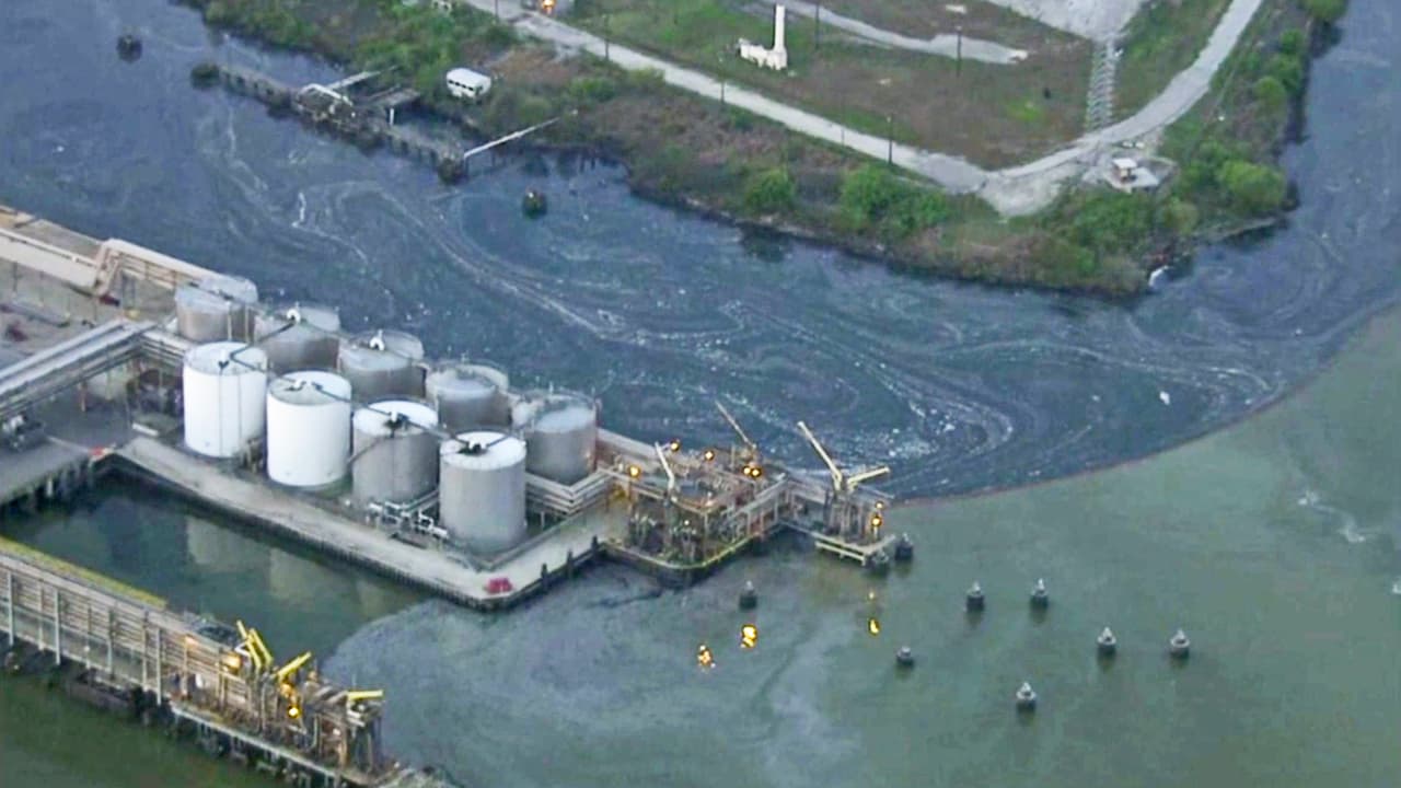 "Todavía hay mucho calor allí y eso hace difícil lidiar con la situación": alcalde de Deer Park sobre petroquímica