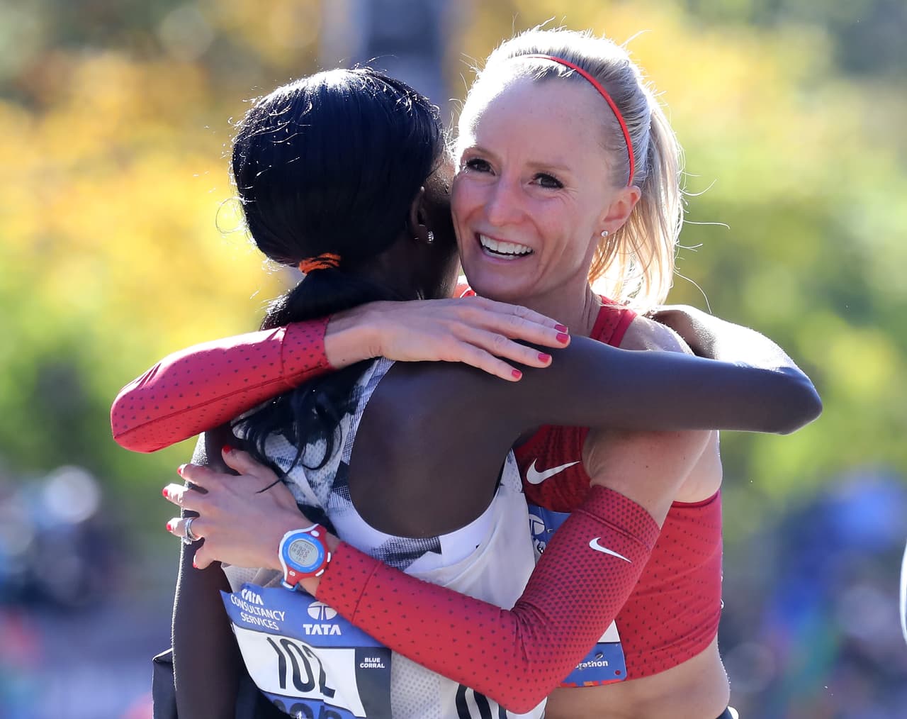Con un abrazo de ganadoras, Mary Keitany, de Kenia, felicita a Shalane Flanagan de EEUU después del Maratón de la Ciudad de Nueva York 2018 en Central Park.