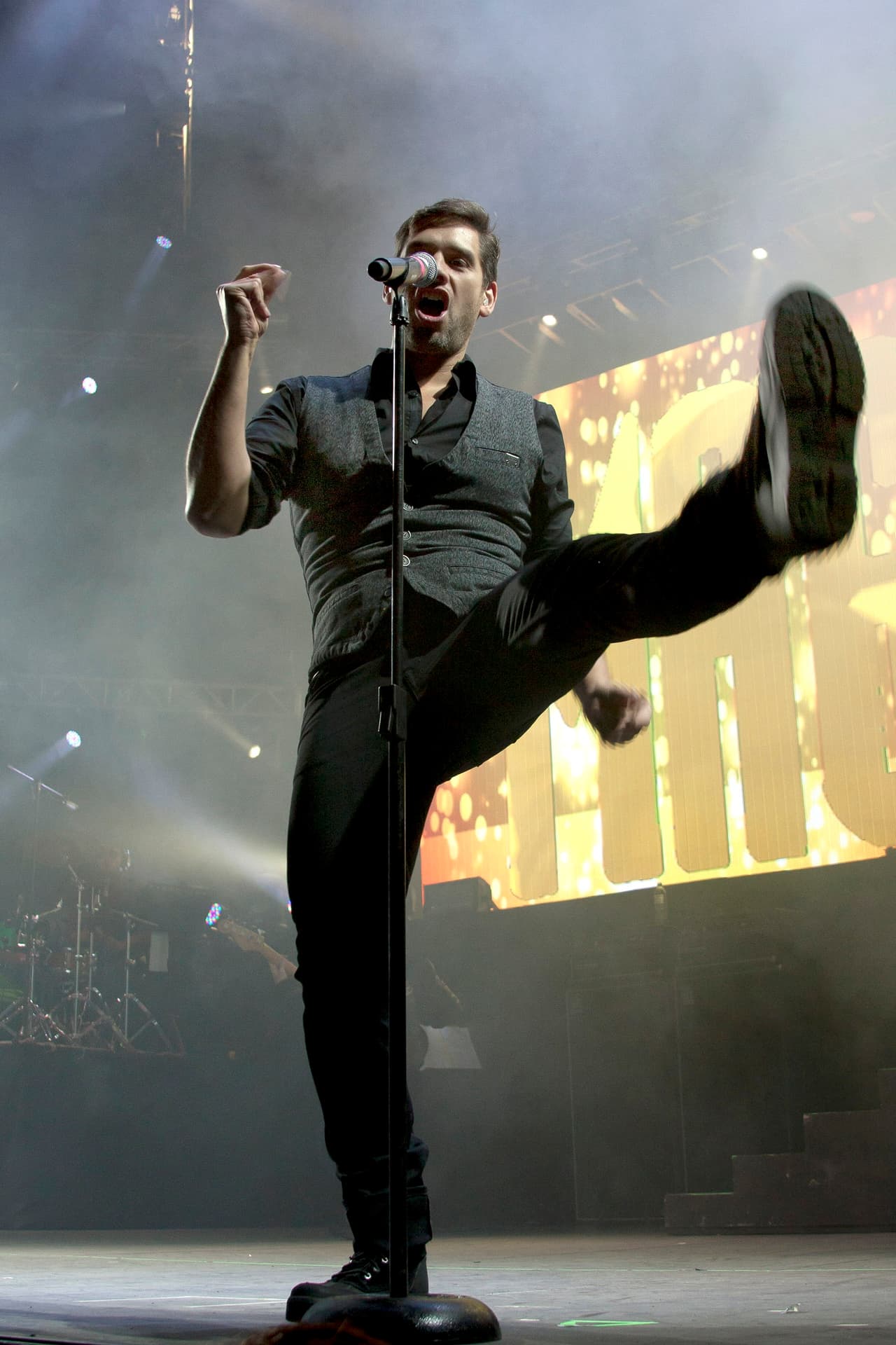 Y es que el cantante subió en evidente estado de ebriedad y con dificultad para cantar y realizar las coreografías.