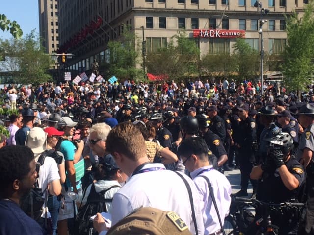 Masiva protesta de Black Live Matter en Cleveland, Ohio donde se celebra el segundo día de la Convención Nacional Republicana ante grandes medidas de seguridad.
