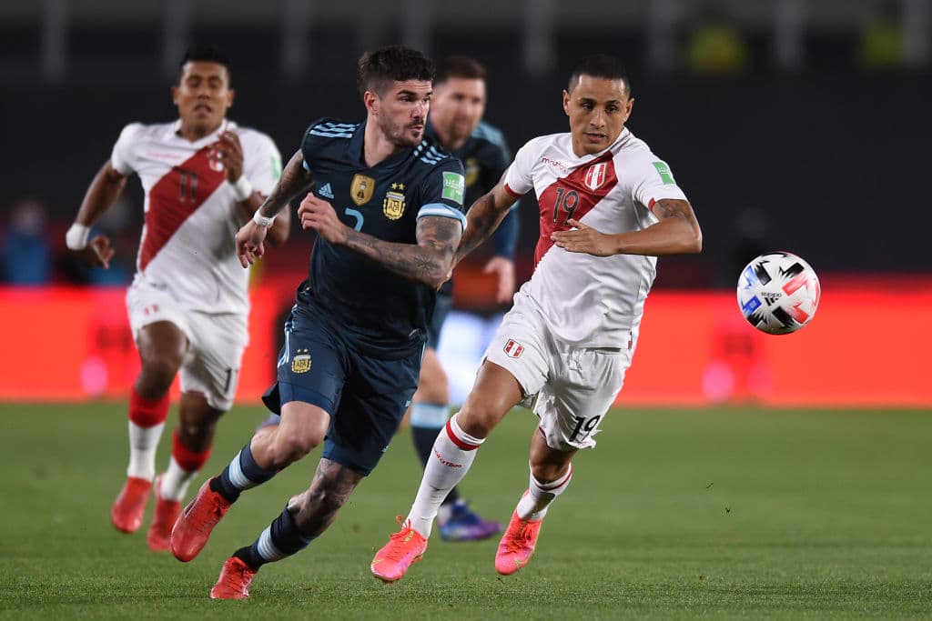 Lautaro Martínez saca un cabezazo al final del primer tiempo y le da la victoria 1-0 a Argentina sobre Perú.