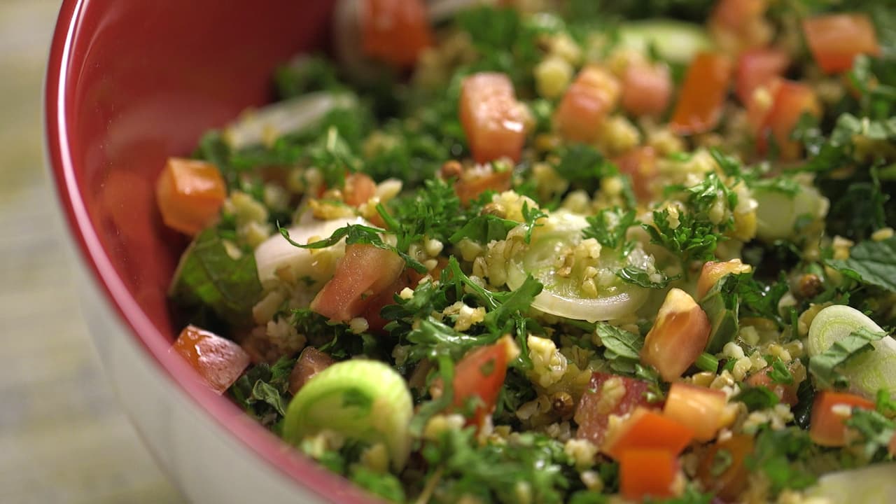 Prepara tabule, la ensalada libanesa más famosa (y fácil) del mundo #ElRecetario