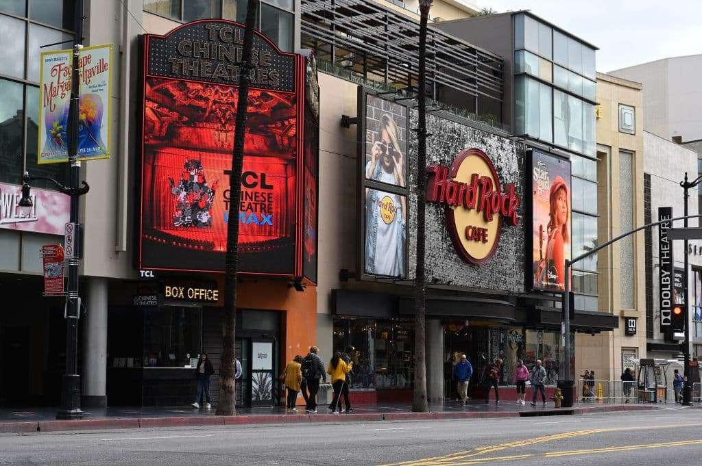 En términos generales entonces, todo lo que son centros comerciales, cines, gimnasios, salas de conciertos, teatros, casinos, bares, deben estar cerrados.