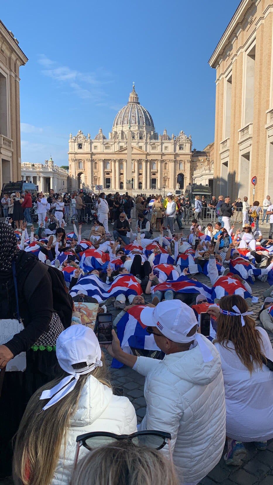 Una mujer se lamentó porque el papa “ni una palabra ha pronunciado… ni una sola palabra de Cuba en el Ángelus”.