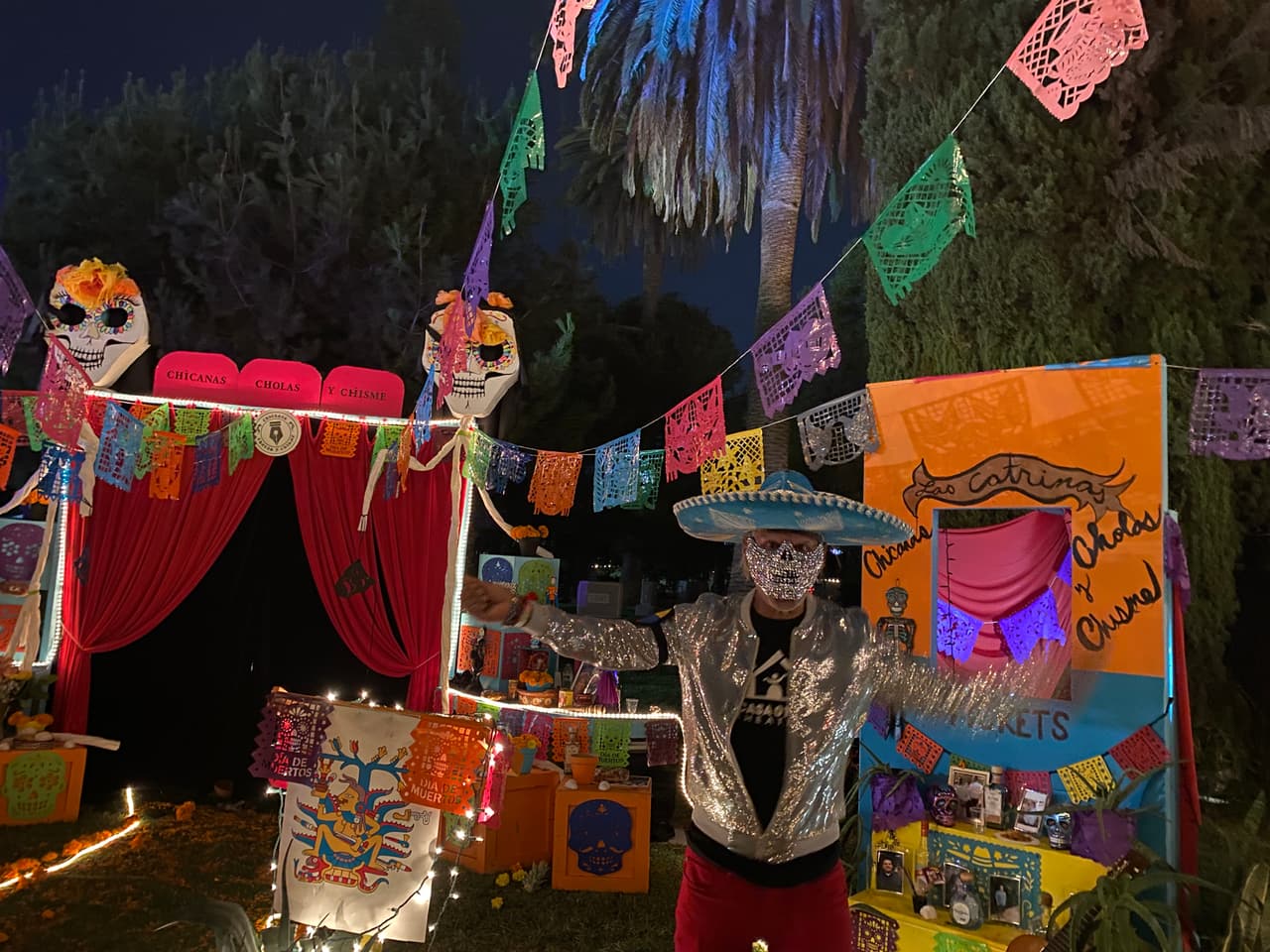 Cada año, la fiesta en el cementerio tiene un tema y todos los altares deben de representarlo de alguna manera.