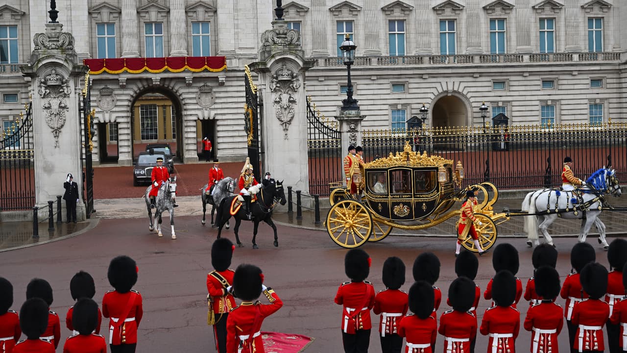 <b>En video:</b> Vestidos de colores claros, con rostros serios y muy custodiados, salieron el rey Carlos III y la reina Camila en la carroza del Jubileo de Diamante hacia la Abadía de Westminster. A su paso, miles de personas aplaudieron, aclamaron al rey y le expresaron su cariño. Esta es la primera vez en 70 años que se realiza una coronación de tal magnitud. 
<b>Sigue en Univision el minuto a minuto de la <a href="https://www.univision.com/noticias/mundo/coronacion-rey-carlos-iii-en-vivo?postId=AAABh-mj1sGp3-m_UiYAAA#AAABh-mj1sGp3-m_UiYAAA" target="_blank">coronación del rey Carlos III.</a></b>