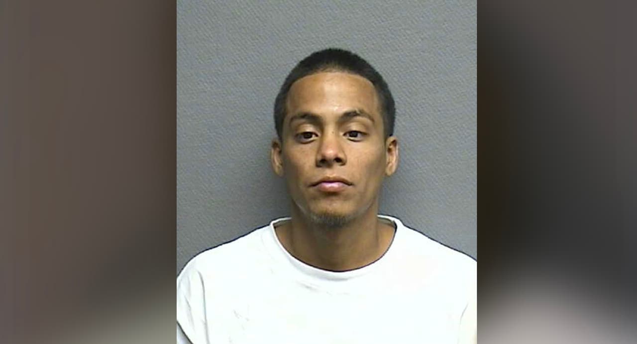 Sergio Luna, es buscado por las autoriades por robo agravado.