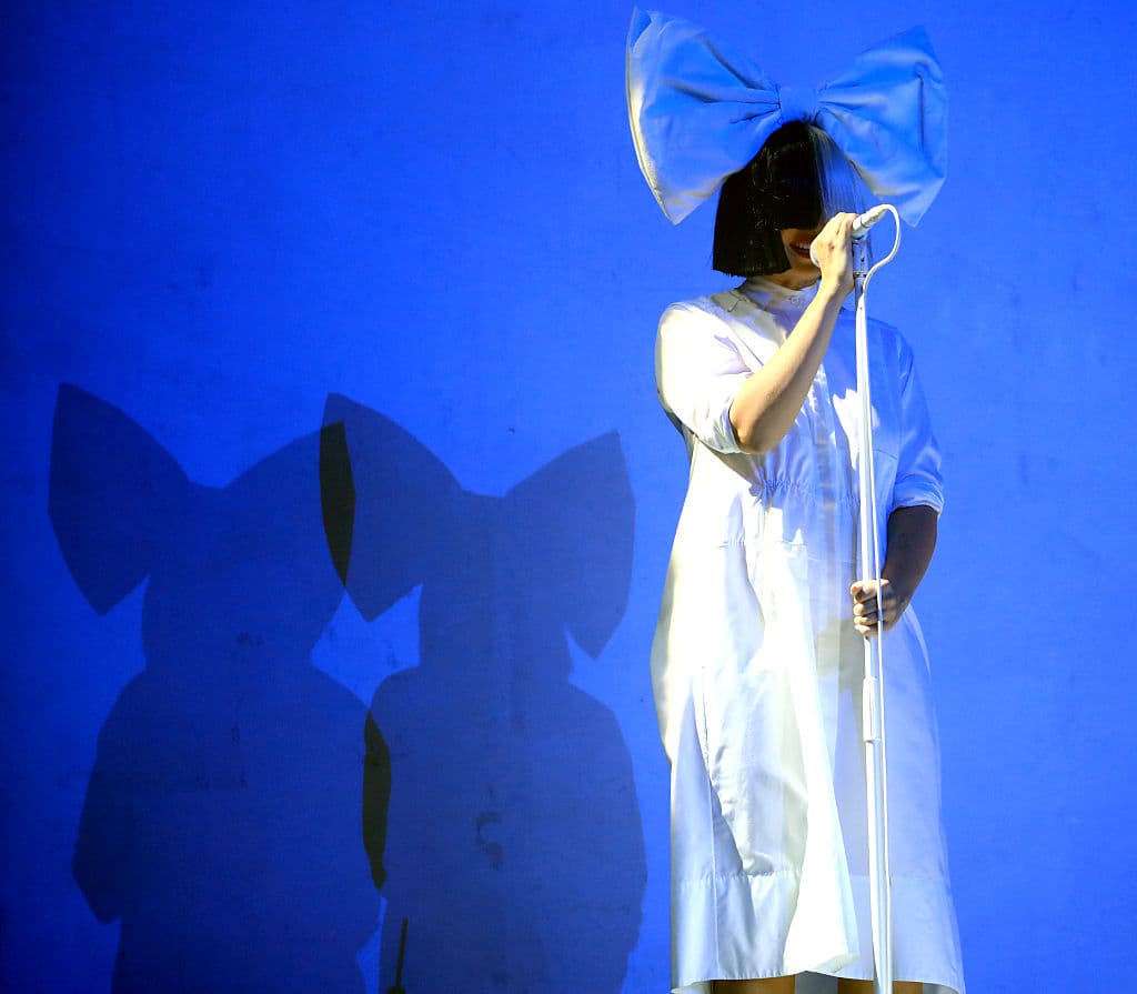 En mayo pasado Sia contó en el programa 'Morning mash up de SiriusXM- Rm' que sus hijos no la estaban pasando nada bien en la cuarentena.
<br>