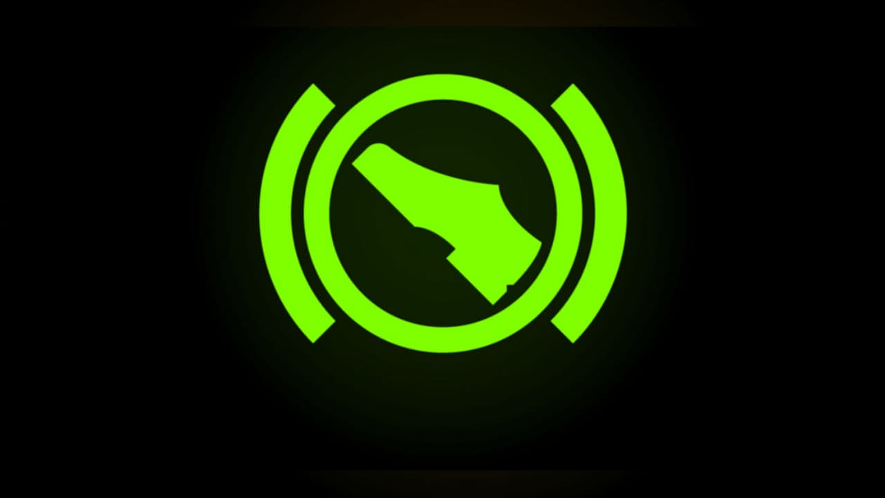 <b>Pisar el freno</b>
<br>
<br>En vehículos automáticos este símbolo aparece cuando colocas la llave en el switch de encendido e indica que es necesario que pises el freno para que encienda el vehículo.
<br>