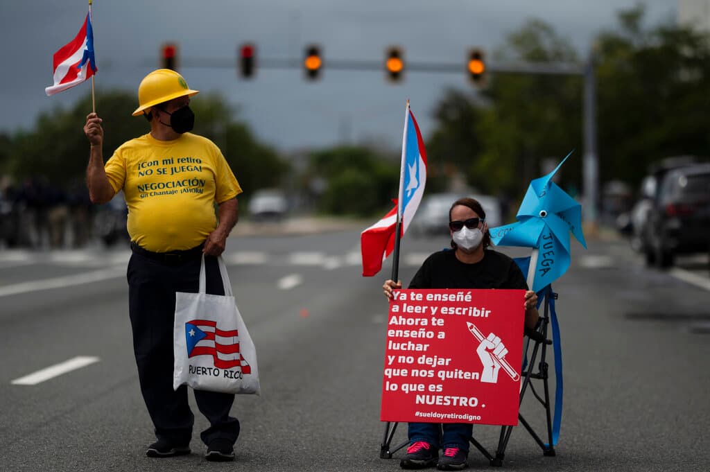 Los demás no han visto aumentada su pago en más de una década. Las facturas de la electricidad y el agua son casi un 60% más altas en Puerto Rico que el promedio estadounidense.
<br>