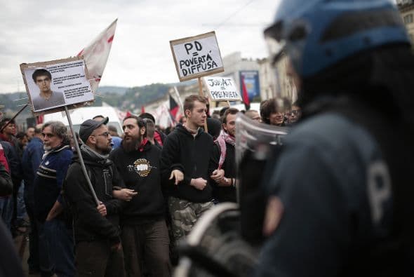 Las autoridades reportaron además que varios policías resultaron lesionados.