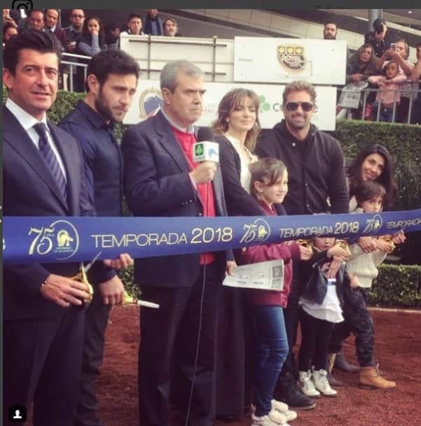 Desde su llegada dijo que no ahondaría en el tema prque iba con sus dos hijas, que procreó con su aún esposa Geraldine Bazán, aunque adelantó que tuvo contacto con Julián Gil tras los resultados de la prueba: “Obviamente leí su Twitter, hablamos y me da mucho gusto por él; repito, es un tema muy delicado y por eso salí a dar la cara muchas veces”.