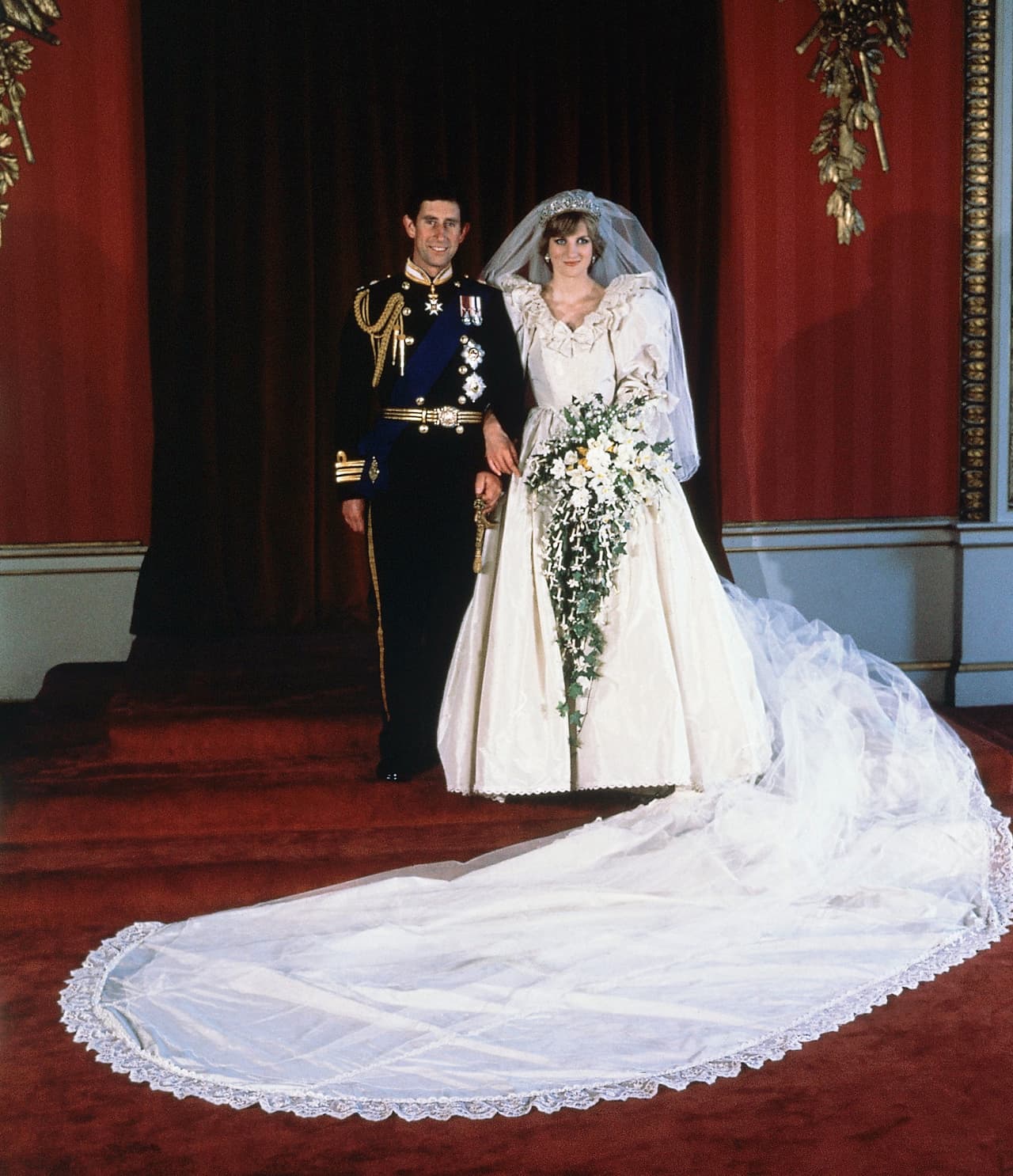Este es el retrato oficial de matrimonio entre el príncipe Carlos y la princesa Diana. Diana fue la primera inglesa 
<a href="https://www.royal.uk/diana-princess-wales" target="_blank">en casarse con un heredero al trono en 300 años.</a> La ceremonia fue oficializada por el arzobispo de Canterbury, Dr. Runcie, siguiendo el tiro de la iglesia anglicana.