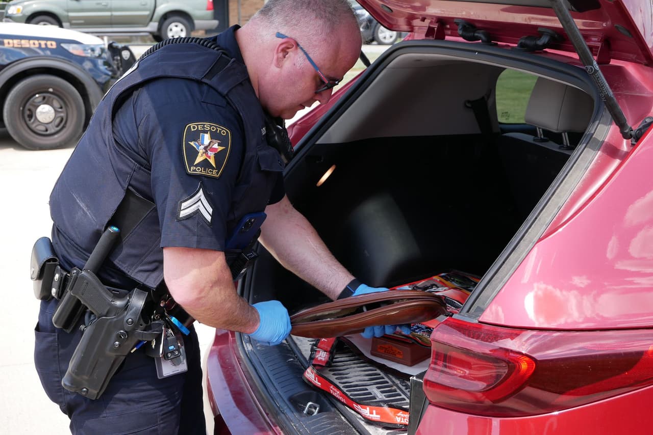La entrega voluntaria se llevo acabo la mañana del sábado y varios vehículos hicieron filas para entregar un arma.
