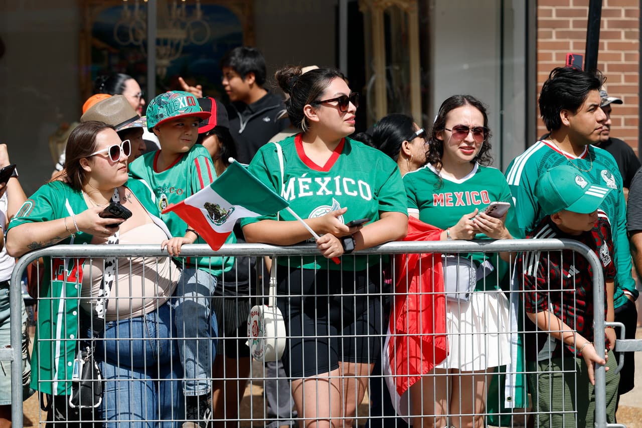 El 15 de septiembre, México conmemora su independencia con el tradicional Grito de Dolores, una fecha que para los mexicanos , estén donde estén, se convierte en motivo de reunión familiar: comer en familia, izar la bandera y gritar 
<b>"¡Viva México!".</b>