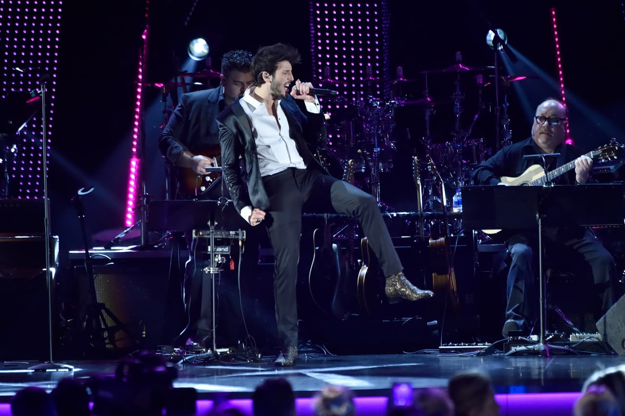 Sebastián Yatra durante su rendición de 'No ha parado de llover'.