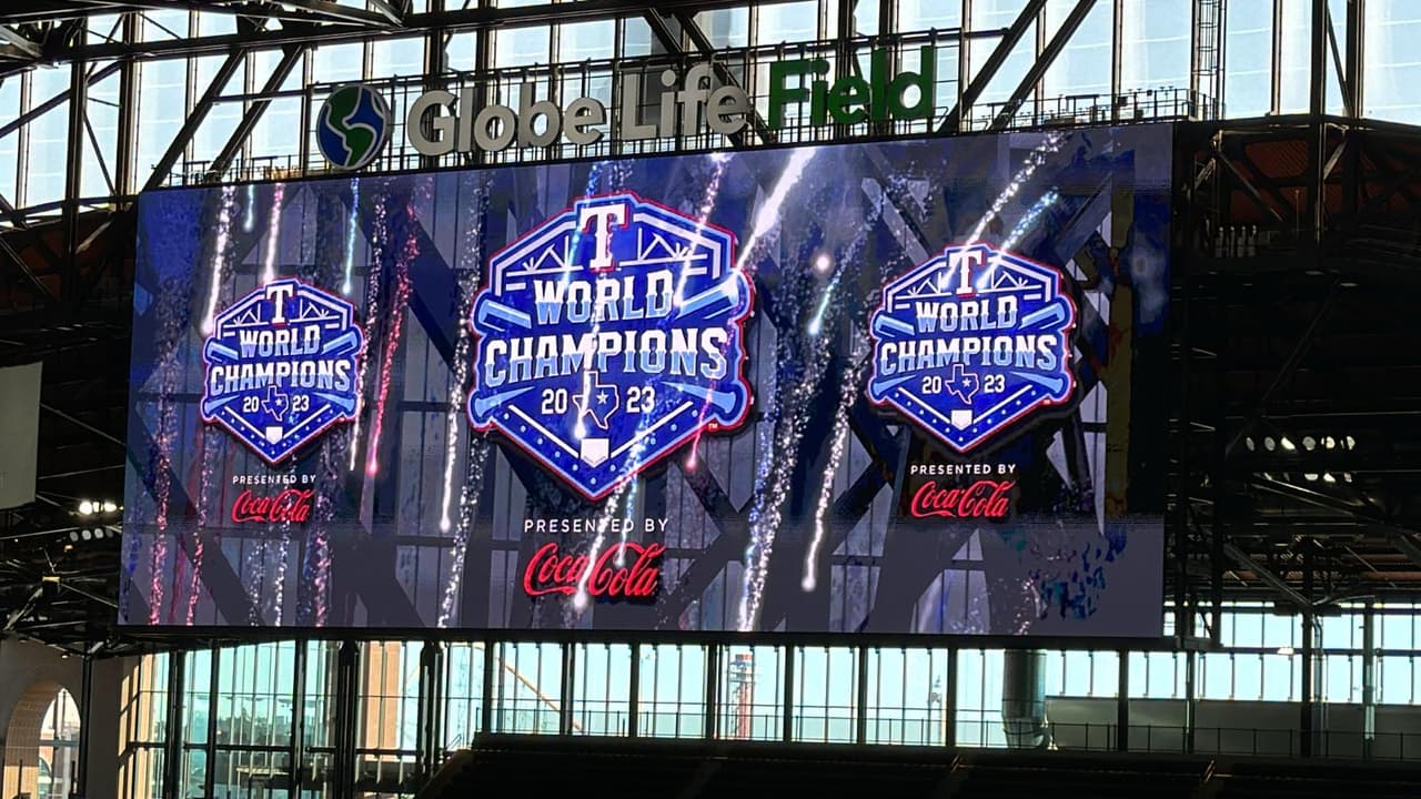 Las pantallas principales del Globe Life Field con la leyenda de World Champions 2023.