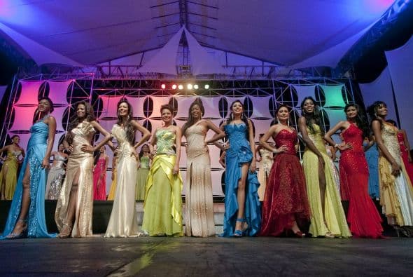 Este certamen está reservado a las bellezas salidas de los barrios pobres de Colombia y se celebra en paralelo con el reinado nacional de la belleza en Cartagena.