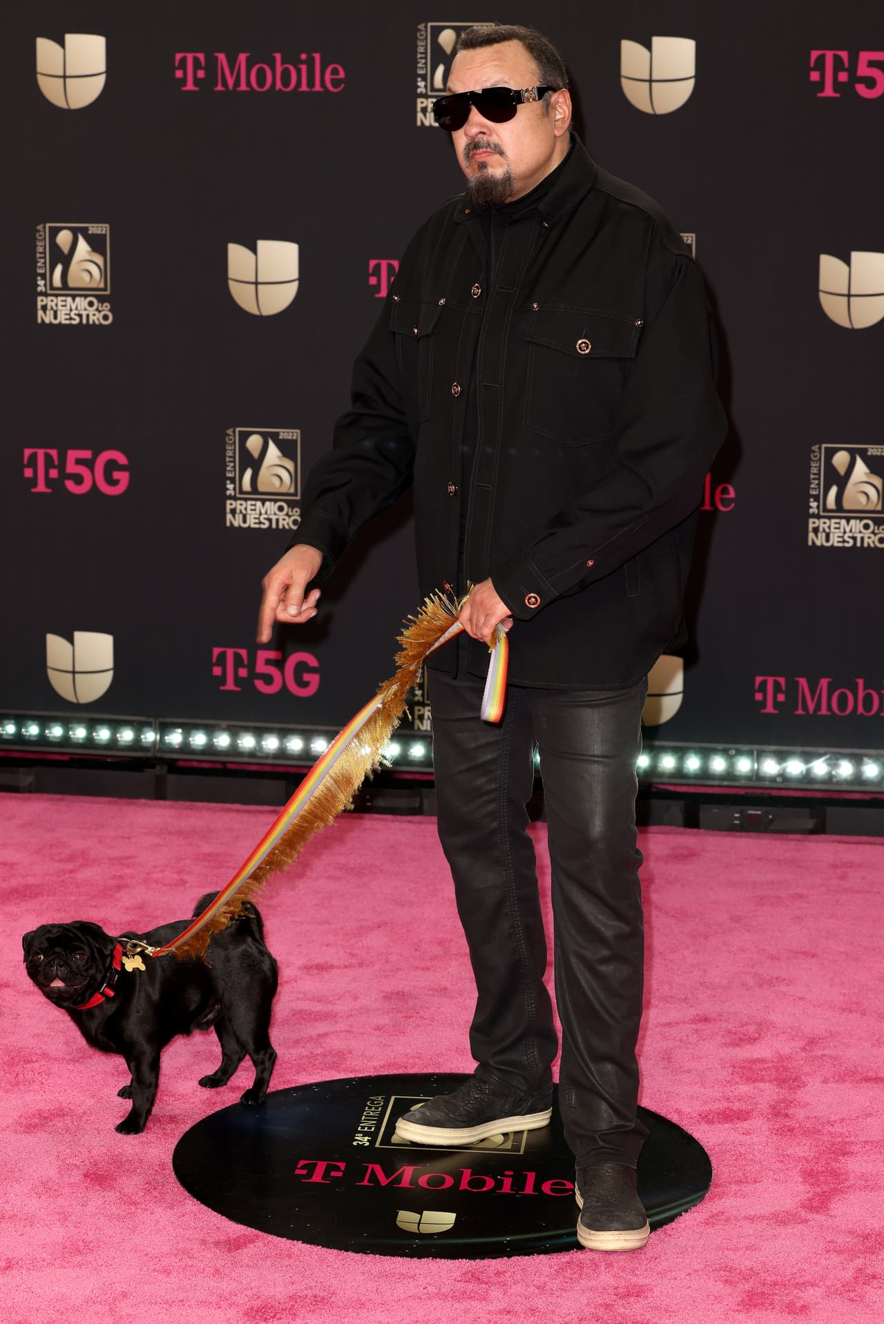 <b>Pepe Aguilar</b> no posó junto a su hija Ángela en la alfombra magenta, pero fue acompañado de su perro Gordo.