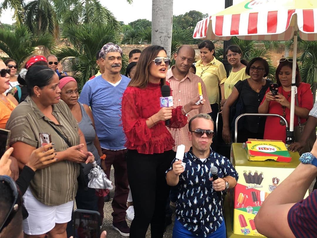 Además de convivir con las personas que presenciaron el show en vivo, degustó algunas golosinas.