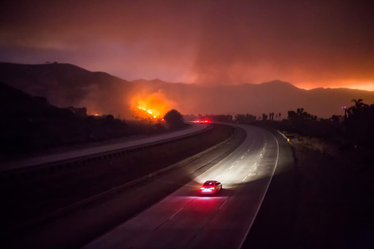 La autopista 101, que recorre el estado de norte a sur fue cerrada. No se han reportado víctimas civiles o muertos, pero tres bomberos resultaron heridos, según el Departamento de Bomberos de Los Ángeles.