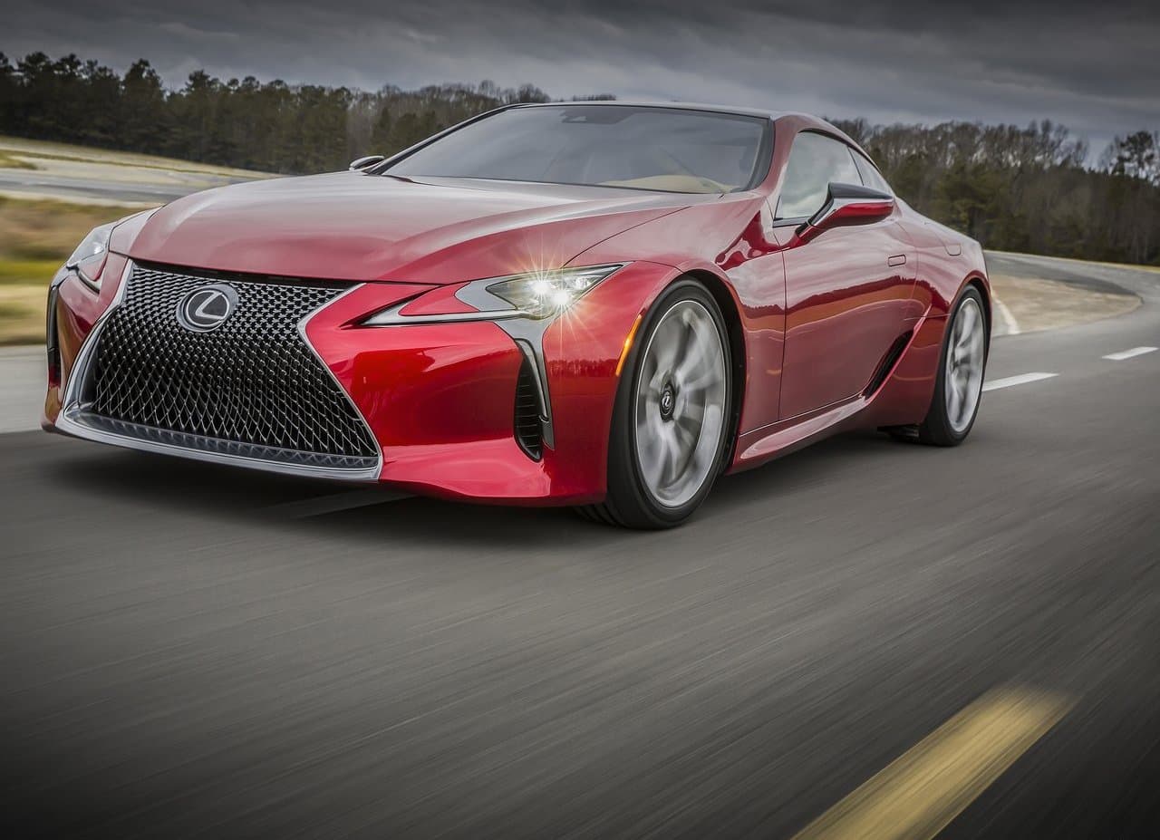 Por supuesto, puede que algunos de sus competidores tengan mejores prestaciones, pero es que Lexus logra un balance entre lujo refinado y dinámica deportiva. Sólo basta presionar el pedal del acelerador para quedar envuelto en la maravillosa música que nace de su motor V8.