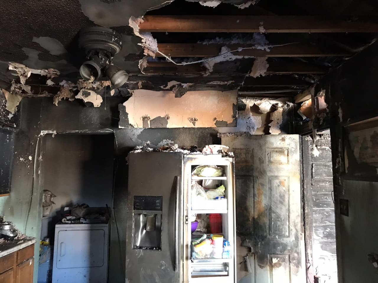 Dentro de la casa se puede ver como las llamas del incendio destruyeron hasta el techo.
<br>