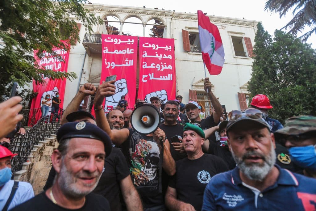 Un grupo de oficiales retirados de las fuerzas armadas libanesas encabezó una de las protestas contra el gobierno por la gigantesca explosión. Estados Unidos se ha comprometido a destinar más de 17 millones de dólares como ayuda inicial para el Líbano.