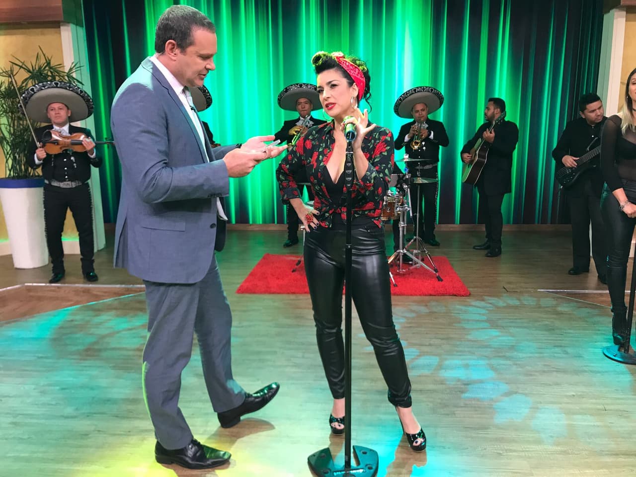 La cantante Karina Moreno nos visitó para presentarnos su nueva producción musical titulada 'Tequila y rosas'.